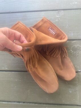 Minnetonka size 9 Suede Fringe Ankle Moccasins